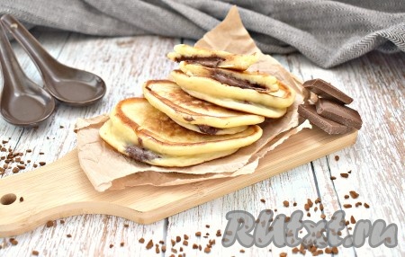 Оладьи, замешанные на кефире, неизменно получаются отменными, а благодаря кусочку шоколада, который мы вложили внутрь, они становятся особенно вкусными. К столу их можно подавать и в тёплом, и в остывшем виде.