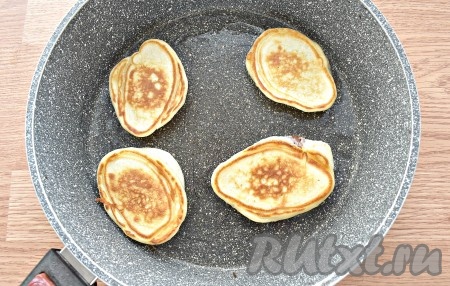 Жарим оладьи с шоколадом с двух сторон до румяности (около 2 минут с каждой стороны) на среднем огне. Готовые оладушки убираем со сковороды, выкладываем на бумажные полотенца, чтобы удалить лишнее масло. Постепенно жарим все оладьи (у меня получилось 12 штук).