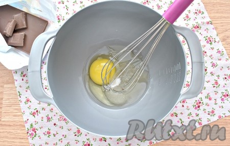 Продукты, которые мы используем для замешивания теста, должны быть комнатной температуры. В миску разбиваем сырое яйцо. Сразу вливаем к нему растительное масло и добавляем сахар. Добавив 2 столовые ложки сахара, вы получите сладкие оладьи, но, в зависимости от ваших вкусовых предпочтений, количество добавляемого сахара можно немного уменьшить.