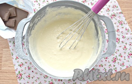 Добавляя муку, обязательно ориентируйтесь на консистенцию теста, возможно, муки понадобится немного меньше или больше, чем указано в ингредиентах. Тесто для оладий должно получиться вязким, достаточно густым, без комочков.
