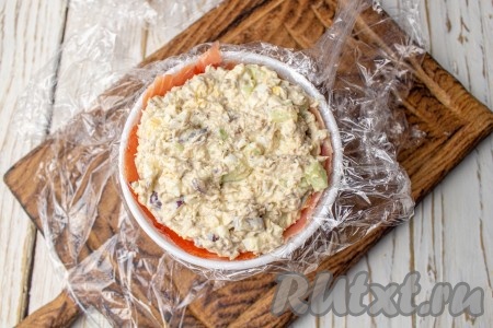 Подготовленные пиалы наполните салатом.