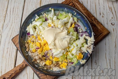 Сюда же выложите майонез (или сметану), хорошо перемешайте салат, поперчите по вкусу и немного подсолите, учитывая, что салатик будет покрываться слабосолёной красной рыбой.