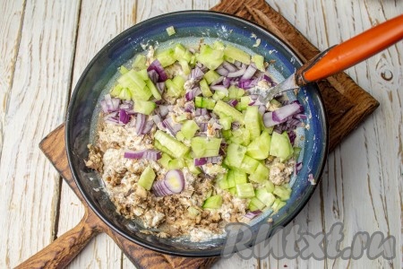 Свежий огурец очистите от кожуры, нарежьте на мелкие кубики и выложите в салат из рыбы, лука и сыра.