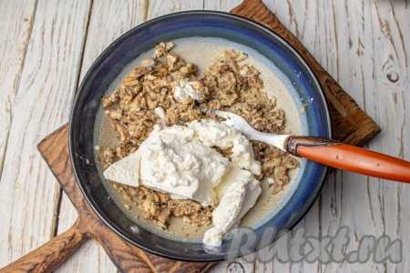 К консервированной рыбе добавьте творожной сыр, перемешайте.