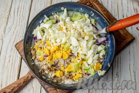 Куриные яйца отварите вкрутую (варим 8-10 минут после закипания), очистите, нарежьте на небольшие кусочки и добавьте в салат.