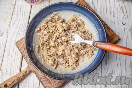 С консервированной рыбы слейте жидкость, саму рыбу разомните вилкой.