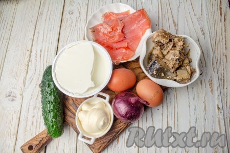 Подготовьте все необходимые ингредиенты для приготовления праздничного салата из красной рыбы с творожным сыром и огурцом.
