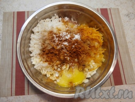 Вбить сырое яйцо, всыпать соль, специи, паприку, чёрный молотый перец.