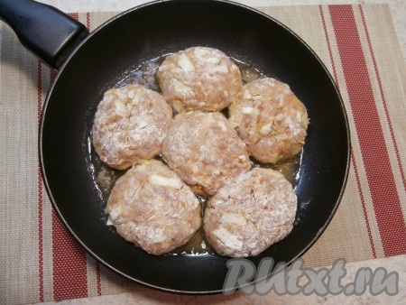 В сковороде разогреть 2-3 столовые ложки растительного масла и выложить голубцы, сформированные в виде котлет.