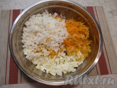 К фаршу добавить капусту, рис и остывшие обжаренные овощи.