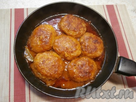 Тушить ленивые голубцы минут 20-25. За 5 минут до готовности добавить в сковороду лавровый лист и нарезанный чеснок.