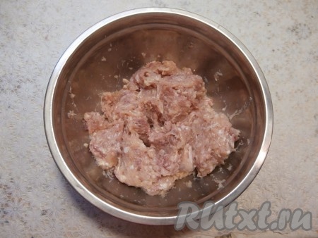 Ленивые голубцы можно готовить и из покупного фарша, но гораздо лучше, если вы в домашних условиях пропустите кусочки мяса через мясорубку (у меня фарш из свинины и курицы).