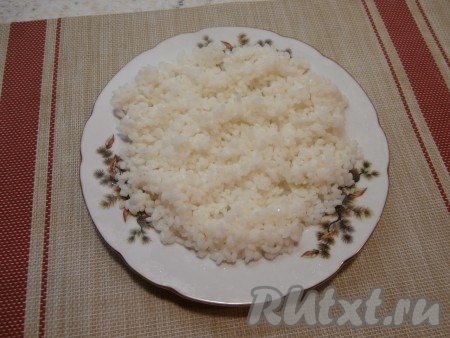 Рис промыть, затем выложить в кастрюлю, залить водой в соотношении 1:2 (воды должно быть в 2 раза больше, чем риса), отправить на огонь, после закипания воду нужно подсолить, уменьшить огонь и варить около 10-12 минут (до полуготовности риса). Отваренный рис промыть холодной водой и оставить на несколько минут в дуршлаге (чтобы с риса стекла жидкость).
