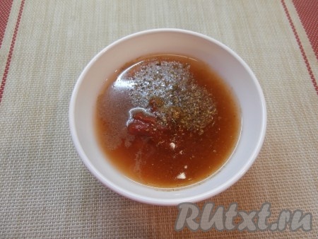 Обжарить ленивые голубцы до румяности с двух сторон на среднем огне. В отдельной глубокой тарелке томатную пасту развести водой, добавить немного специй и молотый чёрный перец, подсолить и перемешать соус.