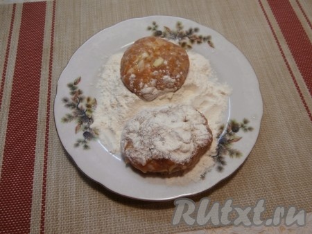 Сформировать из подготовленного фарша достаточно крупные котлеты, а затем со всех сторон обвалять их в муке.