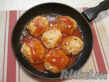 Залить обжаренные голубцы подготовленным соусом, закрыть сковороду крышкой, довести соус до кипения и сразу уменьшить огонь.