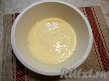 Очень хорошо взбить содержимое миски миксером (примерно, минут 5). Масса должна стать светлой, пышной, немного тягучей.