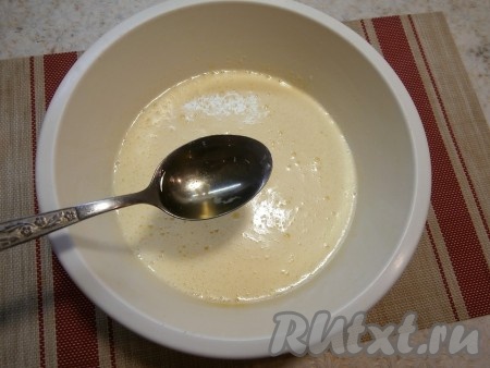 Сразу же влить растительное масло и лимонный сок, перемешать смесь жидких ингредиентов миксером, включив его на небольшую скорость.