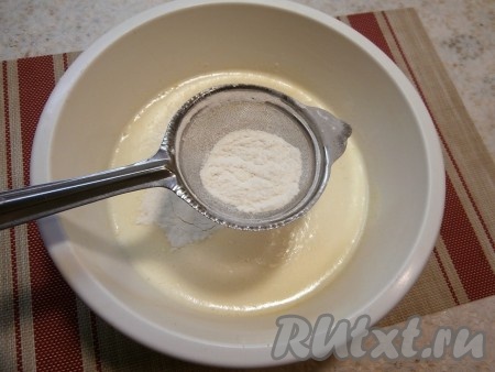 Просеять сухую мучную смесь в жидкую.