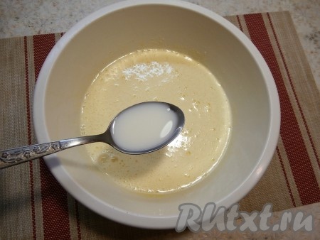 Затем в получившуюся массу влить 12 столовых ложек молока.