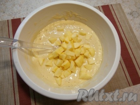 2 яблока, очищенные от семян и кожуры, нарезать на небольшие кубики и добавить в тесто.