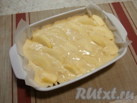 Всё перемешать и вылить в форму, застеленную пергаментом (у меня форма размером 16 см на 23 см). Сверху выложить оставшееся очищенное яблоко, нарезанное дольками.