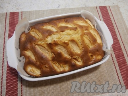 Духовку разогреть до 180 градусов и отправить в неё форму с тестом. Выпекать пирог минут 45-50 (готовность можно проверить шпажкой, если шпажка и после прокола пирога останется сухой, значит пора вынимать выпечку из духовки).