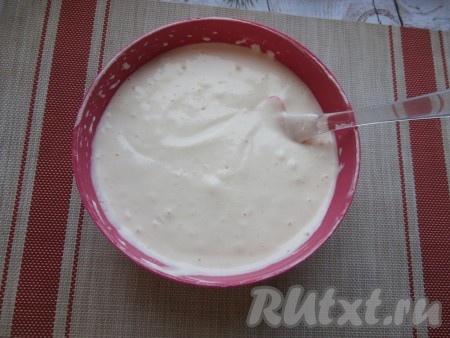 Тесто должно получиться очень пышным, воздушным, прямо невесомым. Консистенция у теста такая же, как и у обычного бисквитного, но тесто для творожного бисквита ещё более нежное и пышное.