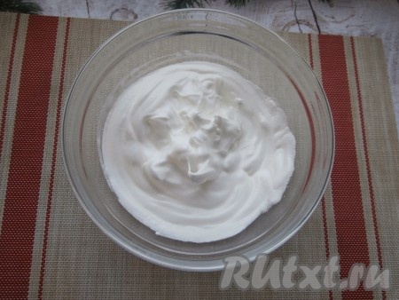 Яйца разделить на желтки и белки. К белкам добавить щепотку соли, взбить до пены. Далее к пенной белковой смеси добавлять понемногу сахар, продолжая взбивать 5-7 минут (до крепких устойчивых пиков) - это важно!