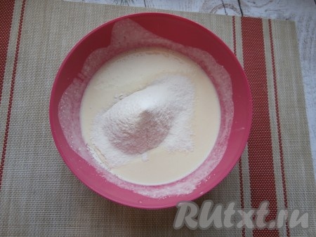 Муку смешать с крахмалом и просеять в желтковую смесь.