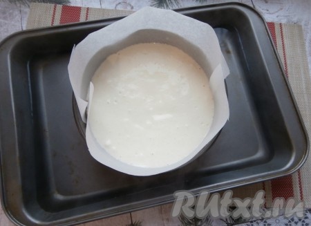 Разместить форму в большей по объёму форме или на противне. Духовку разогреть до 160 градусов и перед тем как поместить в неё бисквит, в нижнюю форму налить столько кипятка, чтобы он доходил почти до середины формы с тестом. Сразу же отправить конструкцию в духовку.