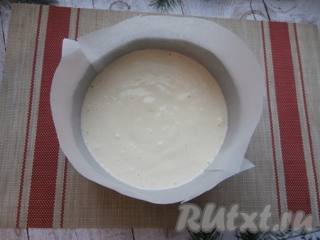 И дно, и бока формы диаметром 20 см застелить пергаментом, выложить тесто.