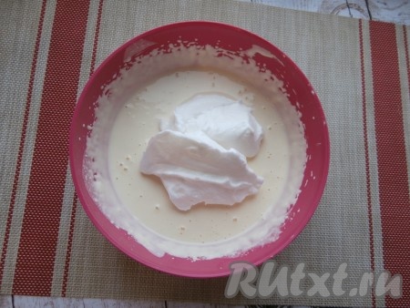 Миксером на небольшой скорости вмешать муку до однородности. Затем в 2-3 этапа ввести в тесто взбитые белки, каждый раз тщательно их вмешивая лопаткой.