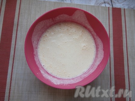 К желткам добавить творог, влить молоко, лимонный сок, всыпать ванильный сахар и взбить погружным блендером до однородного состояния. Важно желтково-творожную смесь взбить так, чтобы не осталось крупинок творога.