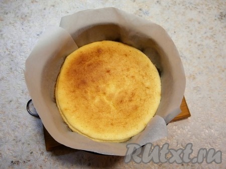 Выпекать творожный бисквит, не открывая дверцу духовки, минут 60-70 (до лёгкого зарумянивая верха). Открыть дверцу можно минут через 40, не раньше!