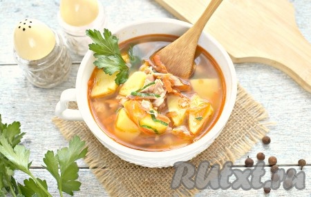 Затем вкусный, аппетитный, ароматный суп из консервированной горбуши с картошкой можно подавать к столу. Это простое горячее блюдо отлично впишется в меню и, наверняка, понравится всей семье. 