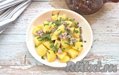 Достаём горшочек из духовки, раскладываем картошку с фаршем по тарелкам и подаём блюдо к столу.