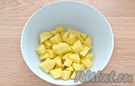 Картошку очищаем, ополаскиваем и нарезаем на средние кубики.