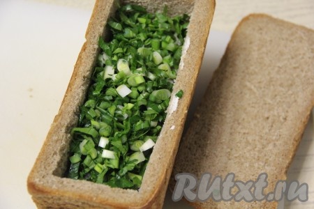 Поверх селёдки выложить мелко нарезанную зелень, утрамбовать. 