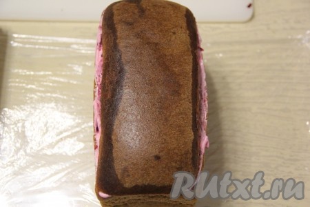 Поверх яиц равномерно выложить натёртую свеклу, утрамбовать, слегка смазать свекольный слой майонезом и накрыть хлебной крышечкой. Хорошо прижать и обмотать буханку чёрного хлеба с начинкой в пищевую плёнку. Убрать в холодильник на ночь, чтобы все слои "Селёдки под шубой" пропитались. 