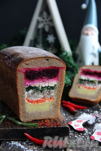 Перед подачей снять пищевую пленку и нарезать буханку на кусочки. На фото видно, каким красивым в разрезе получается это блюдо. 