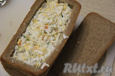 Выложить следующим слоем натёртые яйца. 