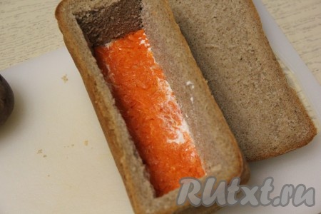 Смазать слой картофеля майонезом. Морковку тоже натереть на тёрке и выложить следующим слоем, утрамбовать. 