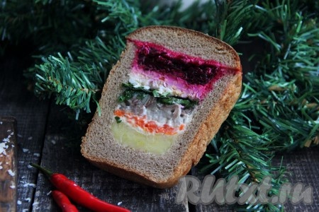 Такие аппетитные, яркие и сытные бутерброды отлично будут смотреться на праздничном столе, а уж их вкус, наверняка, понравится всем любителям салата "Селёдка под шубой". Приготовить это блюдо в буханке чёрного хлеба совсем несложно, а в итоге такая оригинальная закуска никого не оставит равнодушным!
