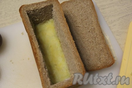 Выложить картошку в хлебную коробочку, посолить и утрамбовать.