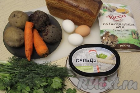 Подготовить продукты для приготовления "Селёдки под шубой" в буханке хлеба. Отварить до готовности, не очищая от кожуры, картошку и морковь (на это потребуется минут 25-30 после начала кипения воды). Отдельно отварить в кожуре свеклу (обычно свекла бывает готова через 50-60 минут после закипания воды). Зелень (я готовила с зелёным луком и петрушкой) вымыть, обсушить. Сварить вкрутую яйца (на их варку потребуется минут 9-10 после закипания воды). Отваренные свеклу, картошку, яйца и морковь полностью остудить и очистить. 
