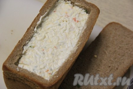 Смазать яичный слой майонезом и утрамбовать. 