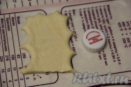 С помощью крышки от пластиковой бутылки сделать краешки на каждом квадрате. Нижнюю часть квадрата оставляем прямой. 