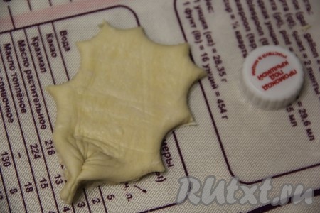 Скрепить нижние концы заготовки, как на фото.