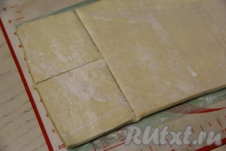 Разрезать тесто на 10 квадратов.